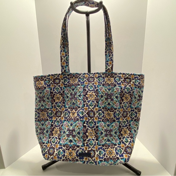 Vera Bradley Grand Tote. NWT Lisbon Medallion Cool - Picture 4 of 13